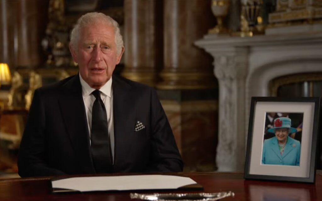 'La reina, mi querida madre, fue ejemplo para mí y mi familia': Carlos III en su primer discurso como rey | Video