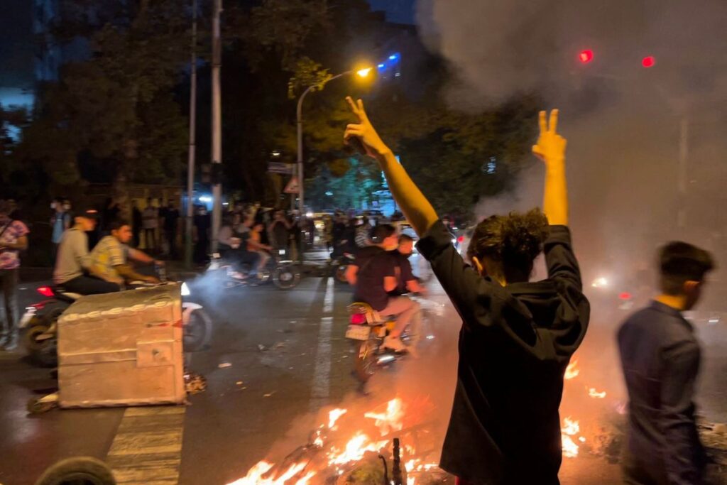 La represión de las protestas por la muerte de una joven detenida por llevar mal el velo en Irán causa cinco muertos