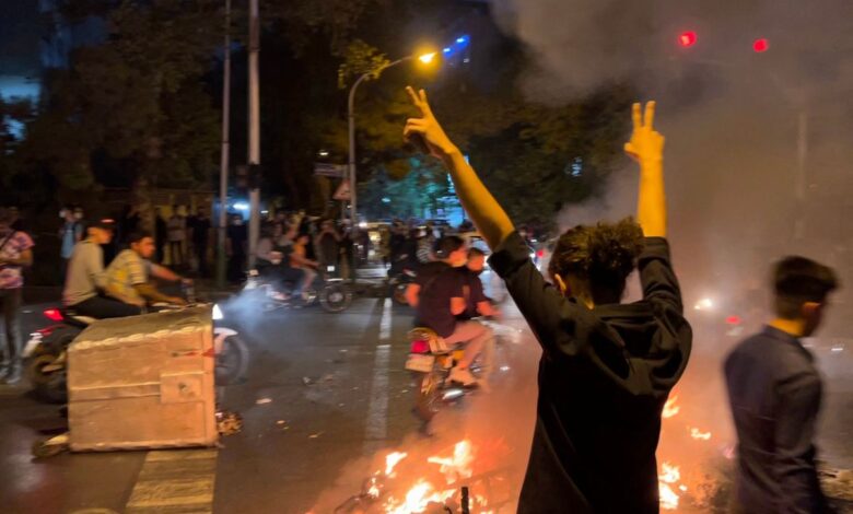 La represión de las protestas por la muerte de una joven detenida por llevar mal el velo en Irán causa cinco muertos