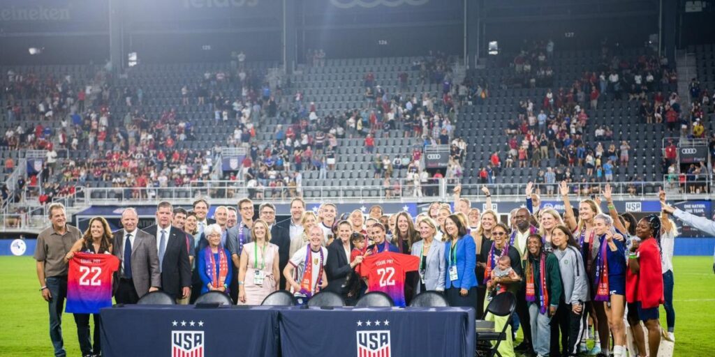 La selección femenina de Estados Unidos firma la igualdad salarial