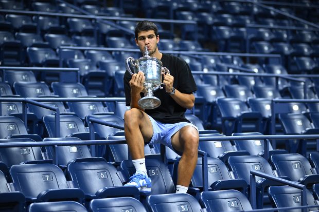 Carlos Alcaraz con un trofeo / Gtres