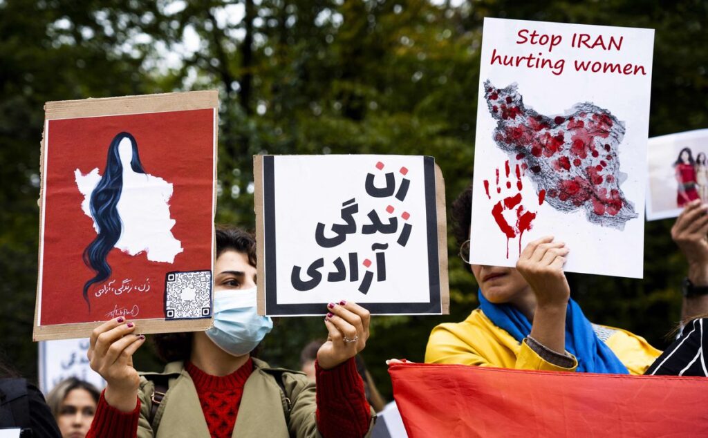 Las iraníes desafían a los ayatolás: “El sistema se siente amenazado; somos muchas jóvenes que estamos furiosas”