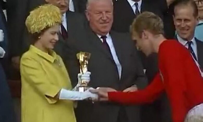 Las sucias manos de Booby Moore y la Reina de Inglaterra