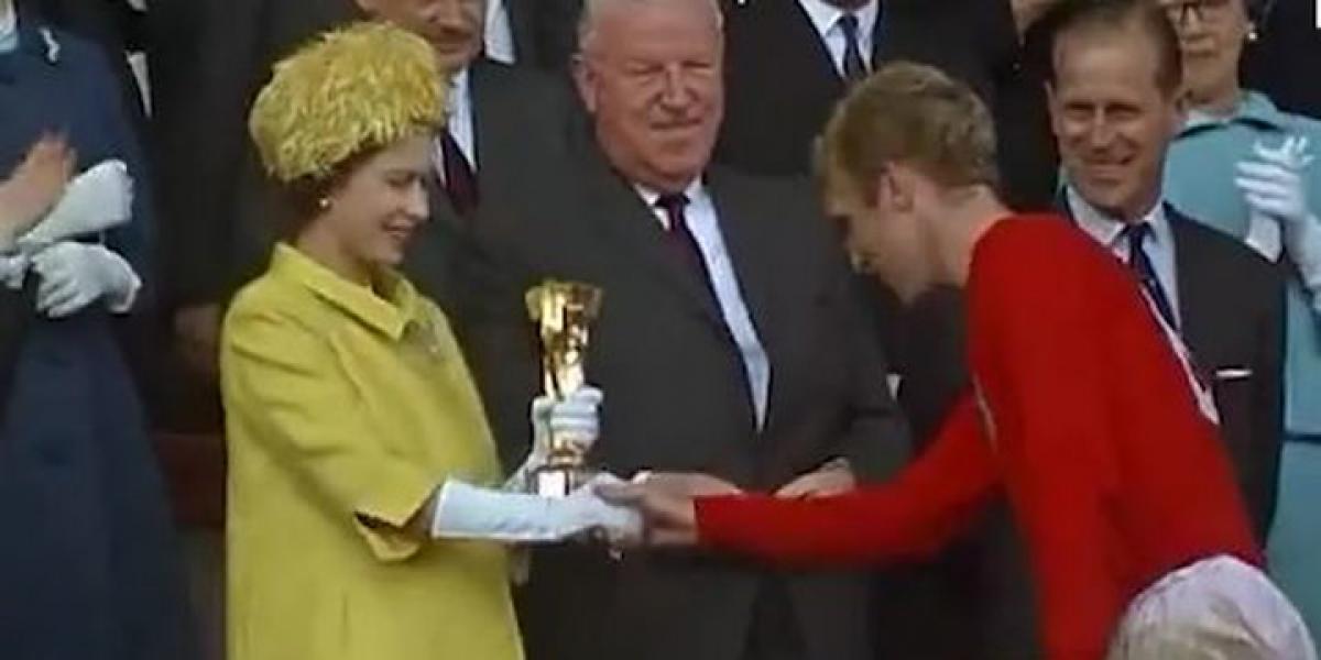 Las sucias manos de Booby Moore y la Reina de Inglaterra