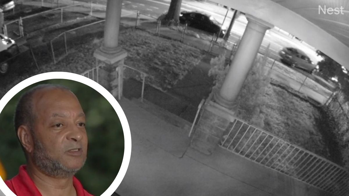 Le roban con una grúa su auto nuevo frente a su casa