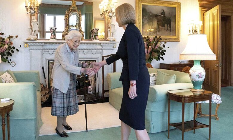Liz Truss se convierte en la primera ministra del Reino Unido tras reunirse con la reina Isabel II