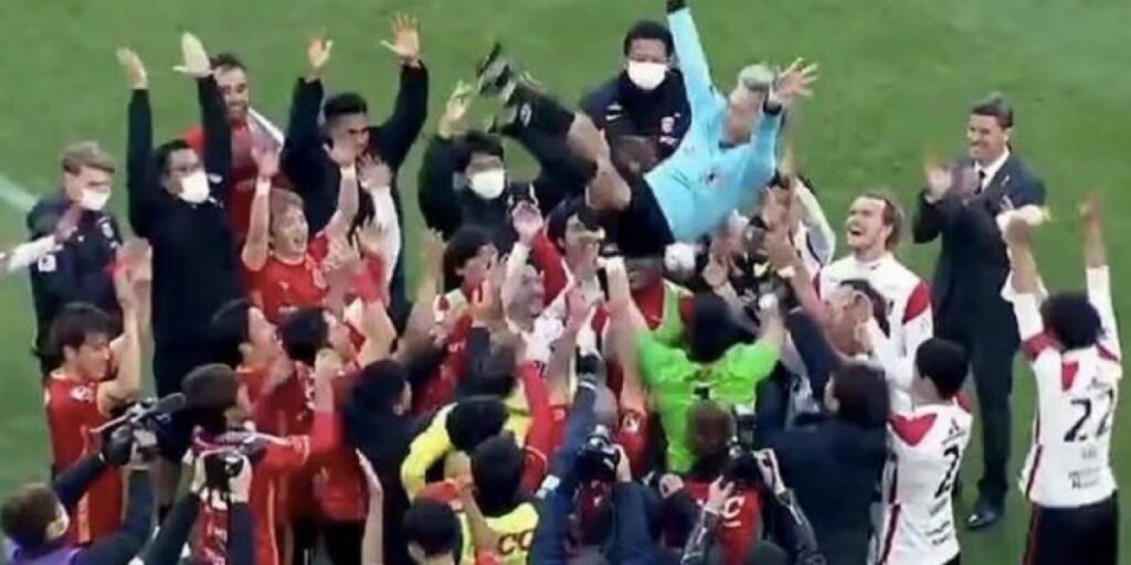 Lo nunca visto: así despiden a un árbitro en la liga de Japón