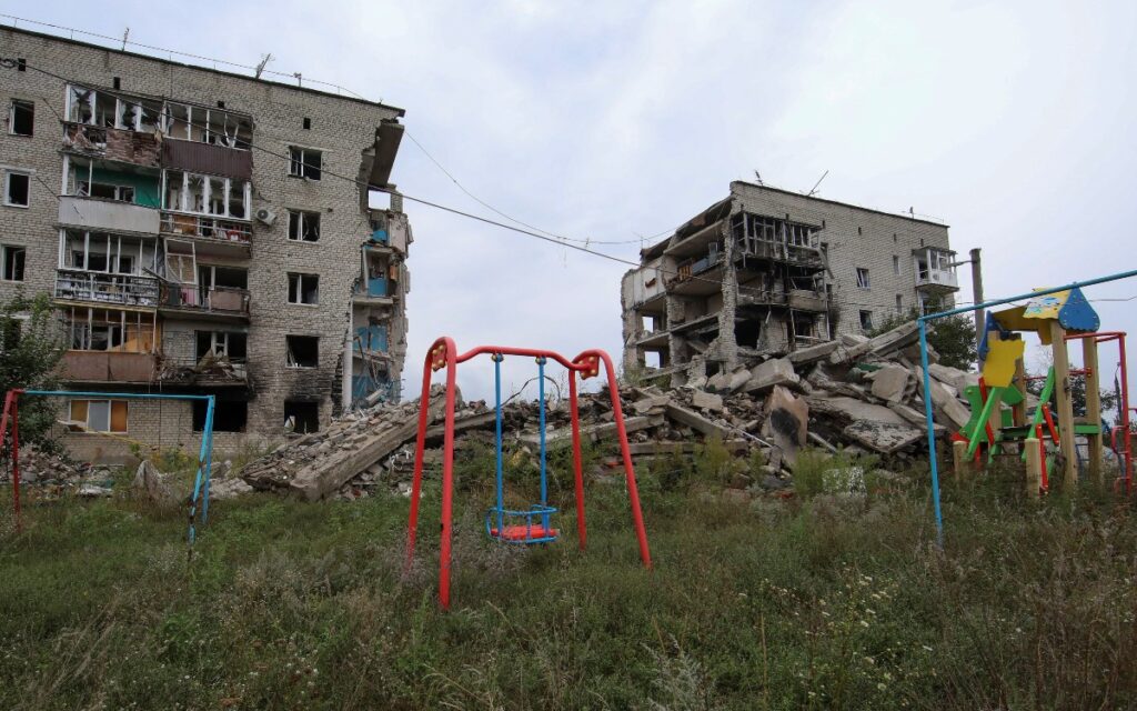 Localizan fosa común con más de 440 cuerpos en Izium, Ucrania