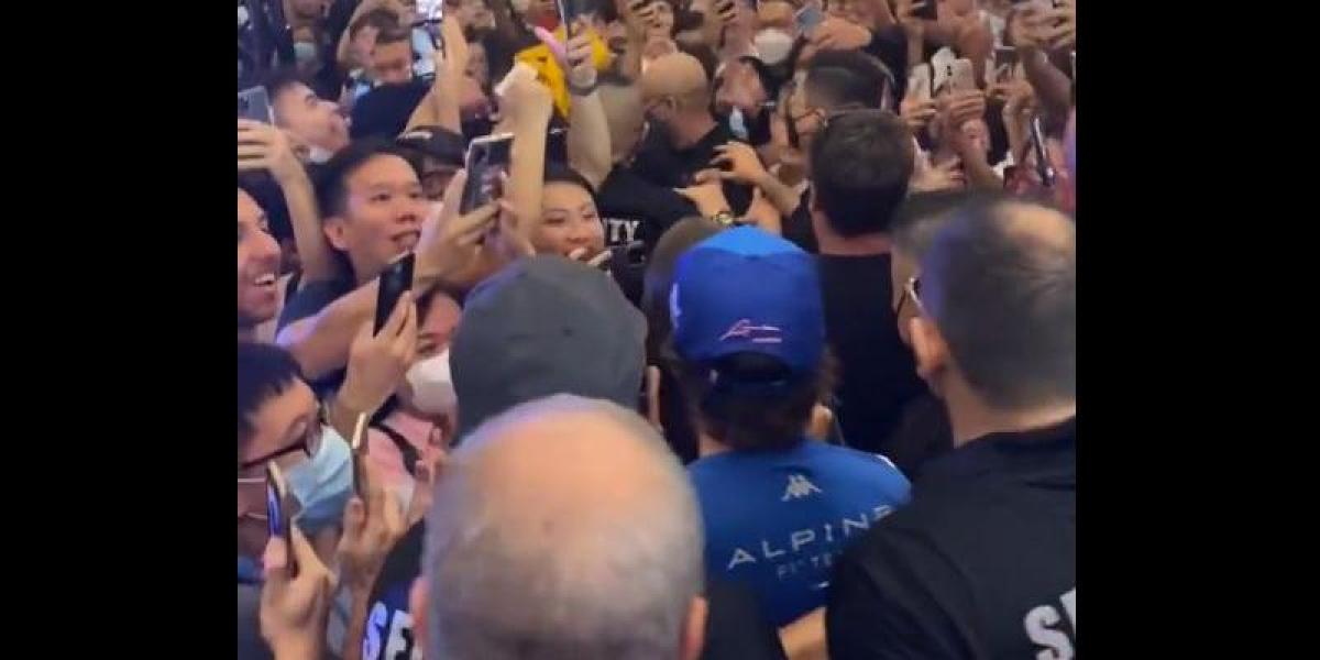 Locura por Alonso en Singapur