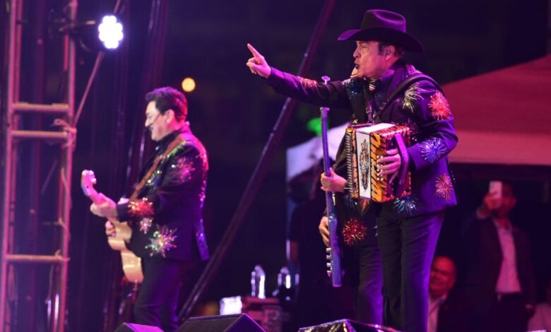 Los Tigres del Norte cantan frente a 130 mil espectadores en el Zócalo