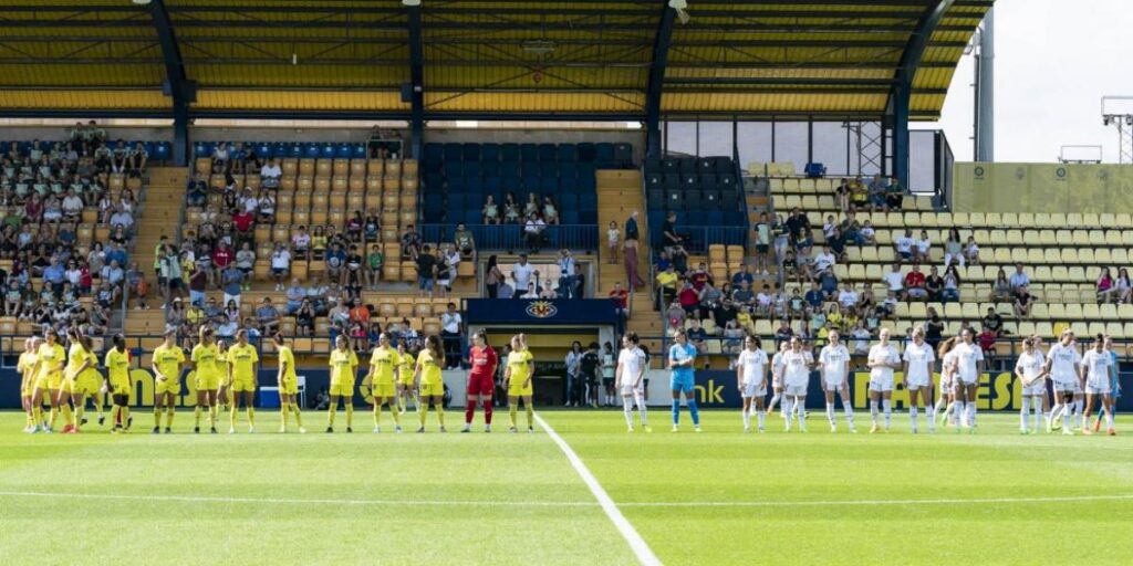 Los equipos de Primera comparecen pese al parón arbitral en una jornada surrealista