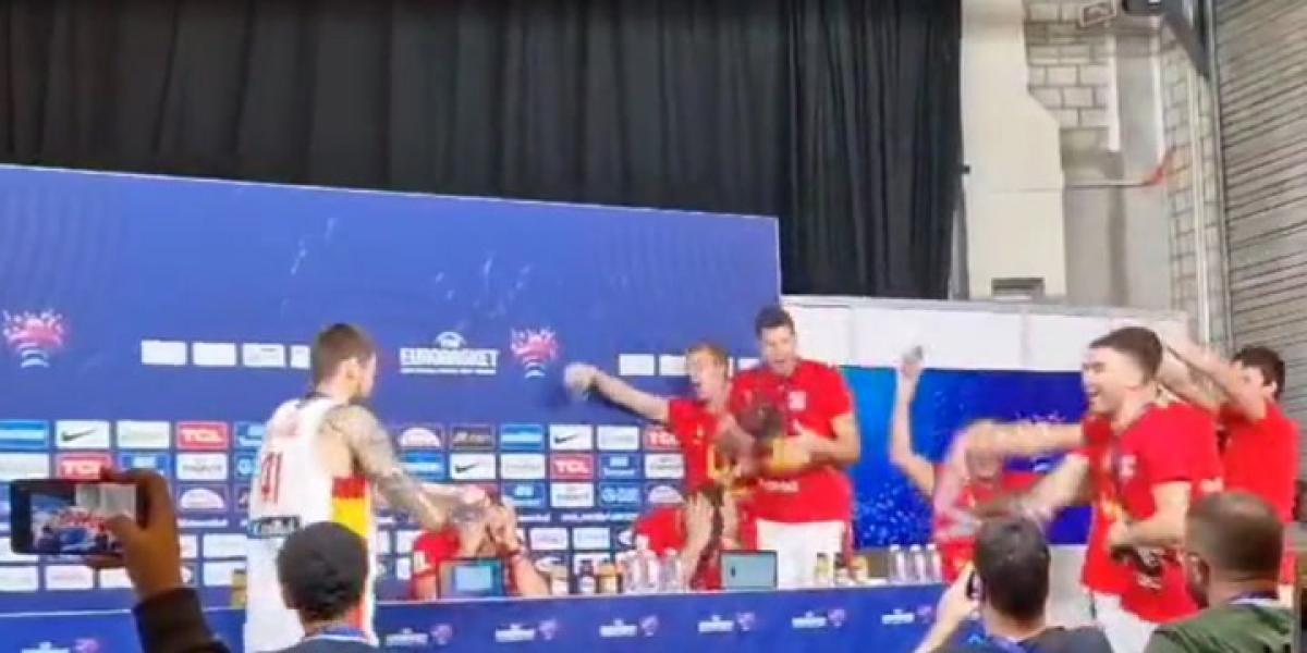 Los jugadores de la selección 'revientan con alegría' la rueda de prensa de Scariolo y Willy