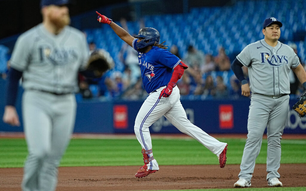 MLB: Vladimir Guerrero Jr. llega a 100 cuadrangulares con sólo 23 años | Video