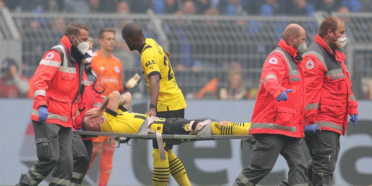 Marco Reus, retirado en camilla, enciende las alarmas