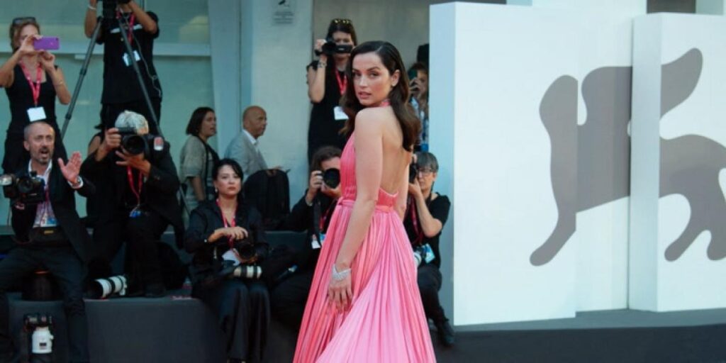 Más de 14 minutos de ovación: Ana de Armas arrasa en el Festival de Venecia