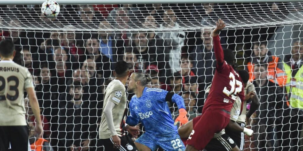 Matip da un triunfo dramático al Liverpool ante el Ajax