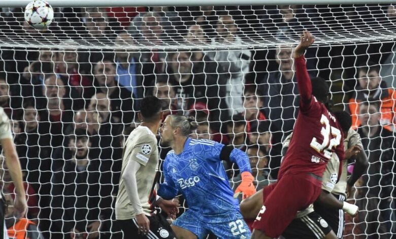 Matip da un triunfo dramático al Liverpool ante el Ajax