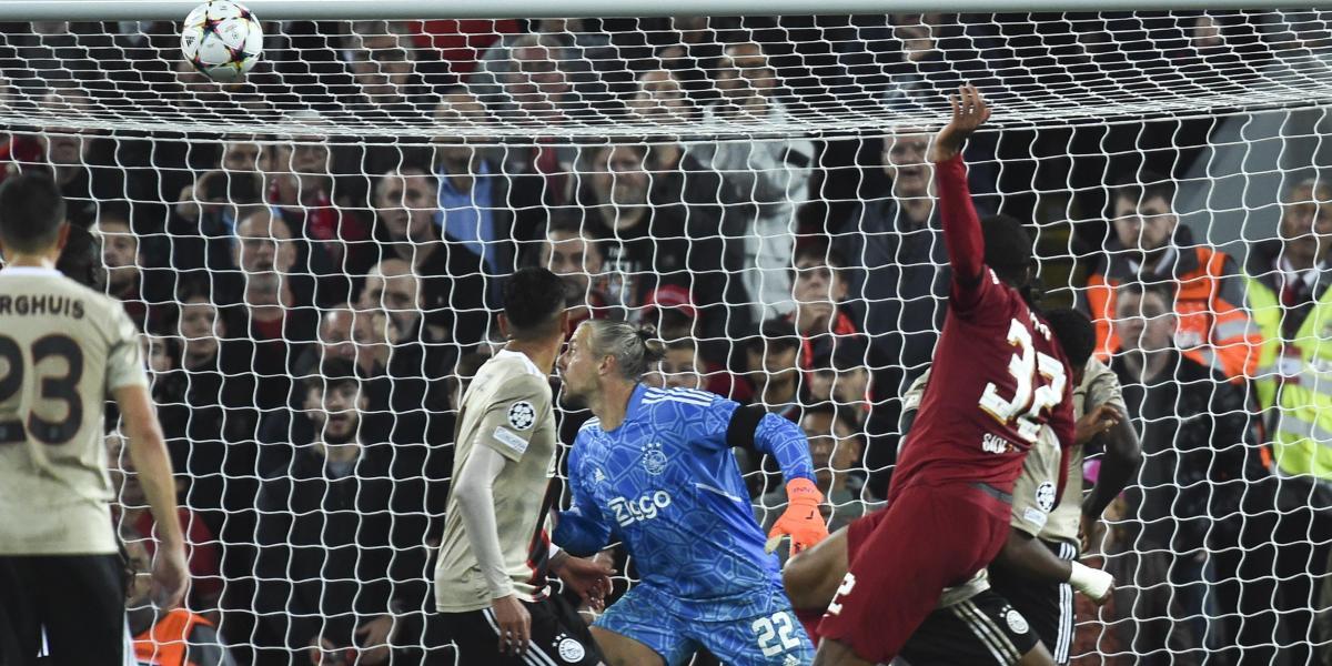 Matip da un triunfo dramático al Liverpool ante el Ajax