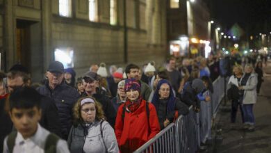 Miles de personas hacen cola toda la noche para despedirse de Isabel II en Edimburgo