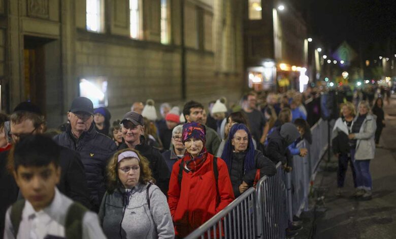 Miles de personas hacen cola toda la noche para despedirse de Isabel II en Edimburgo