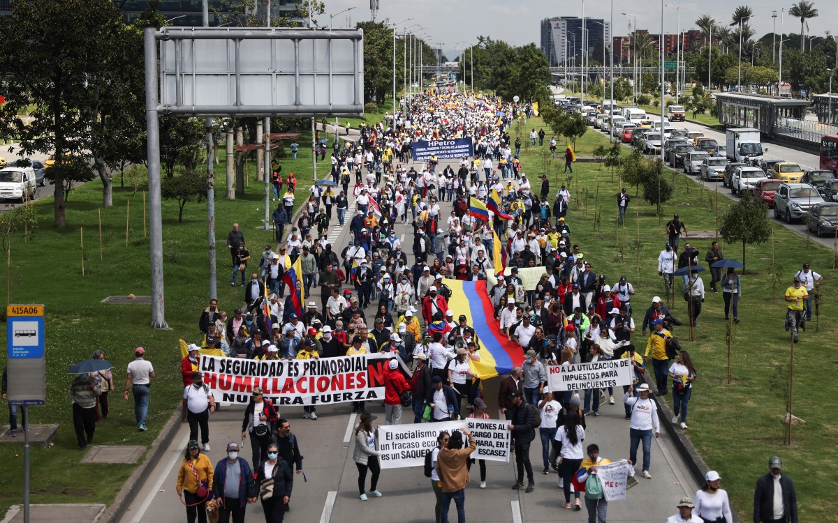 Miles de personas marchan en Colombia en primera protesta contra Gobierno de Petro | Videos