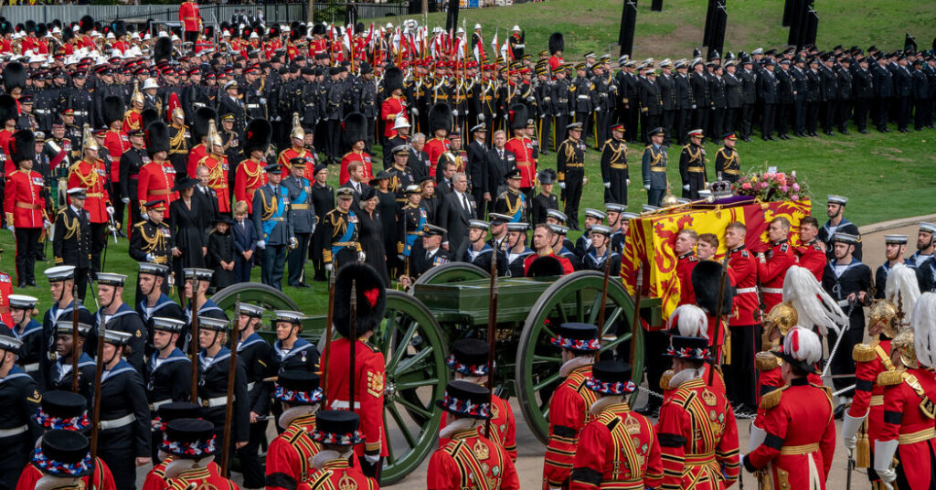 Miles de personas rinden tributo mientras Gran Bretaña se despide por última vez de la reina Isabel