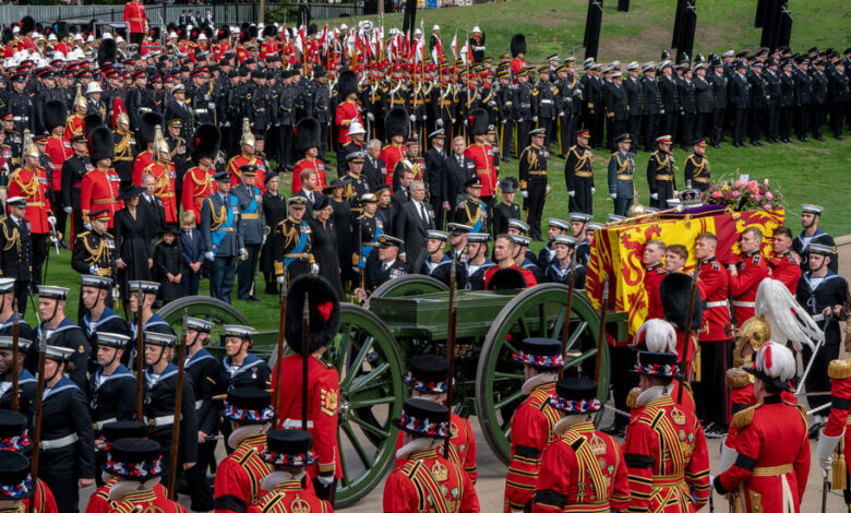 Miles de personas rinden tributo mientras Gran Bretaña se despide por última vez de la reina Isabel