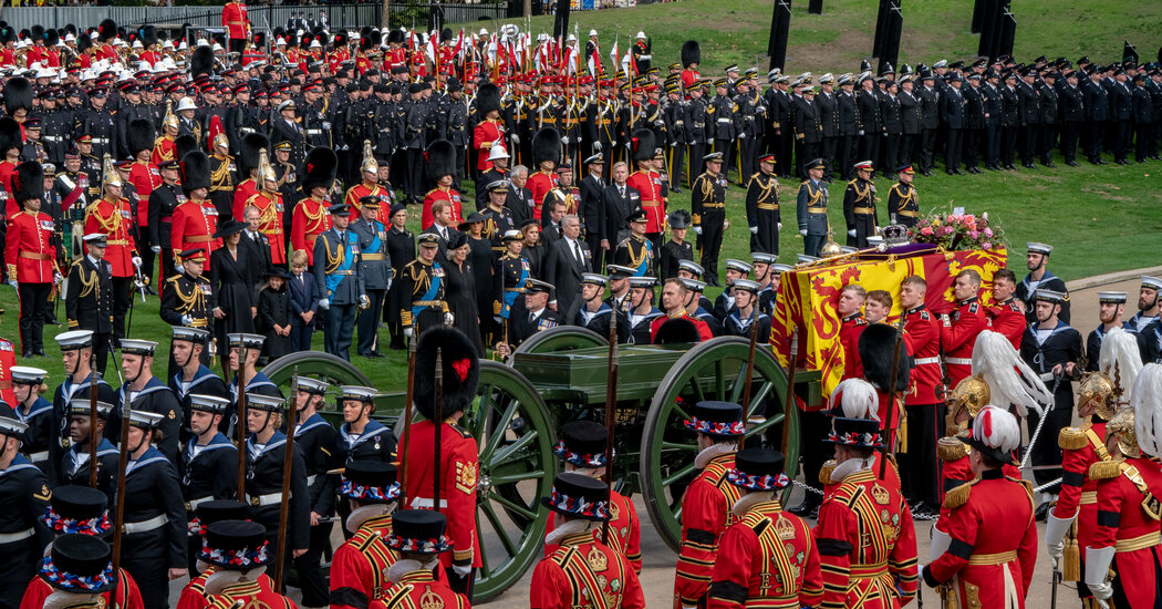 Miles de personas rinden tributo mientras Gran Bretaña se despide por última vez de la reina Isabel