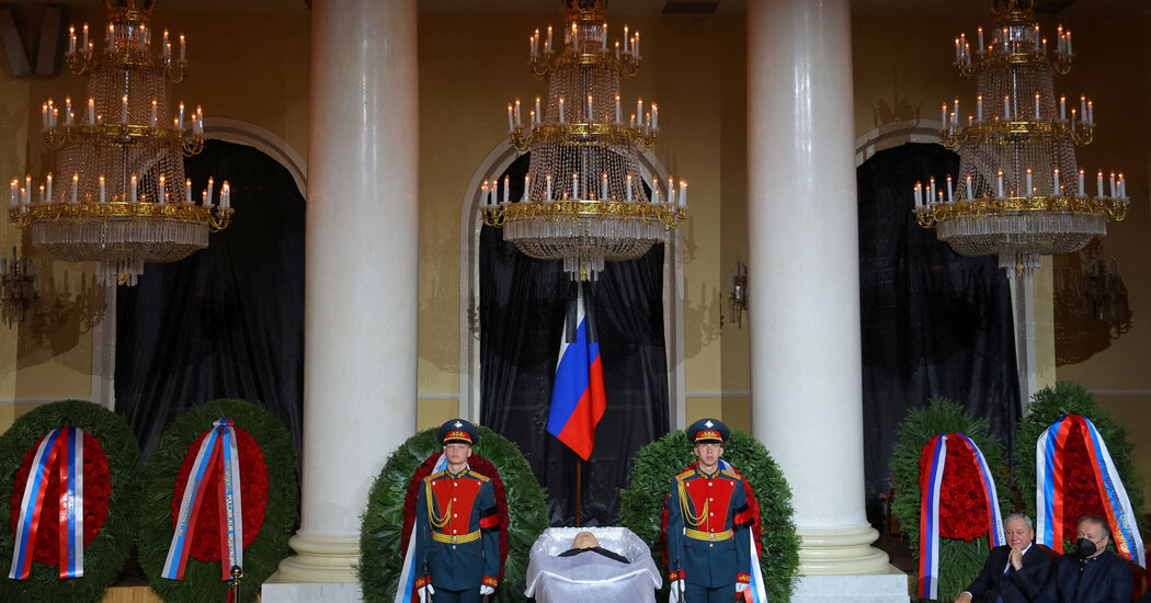 Miles se reúnen para rendir homenaje final a Mikhail Gorbachev