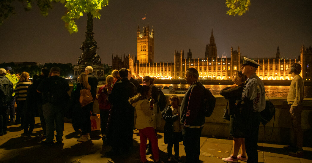 Miles se unen a 'la cola' para ver a la reina Isabel acostada en el estado