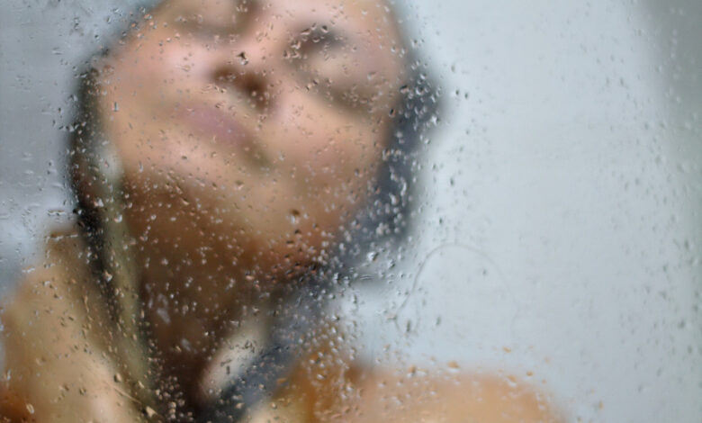 Ministra suiza propone bañarse en pareja para ahorrar energía