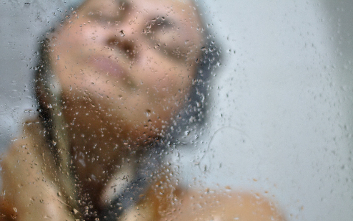 Ministra suiza propone bañarse en pareja para ahorrar energía