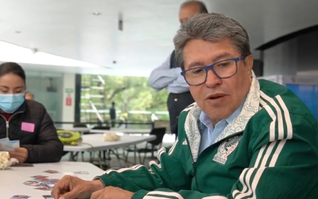 Monreal intercambia estampas del álbum del Mundial previo a discusión para extender presencia de Ejército en las calles