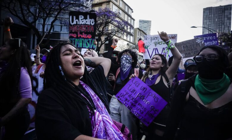 Morena carga contra las feministas, los intelectuales y las organizaciones civiles
