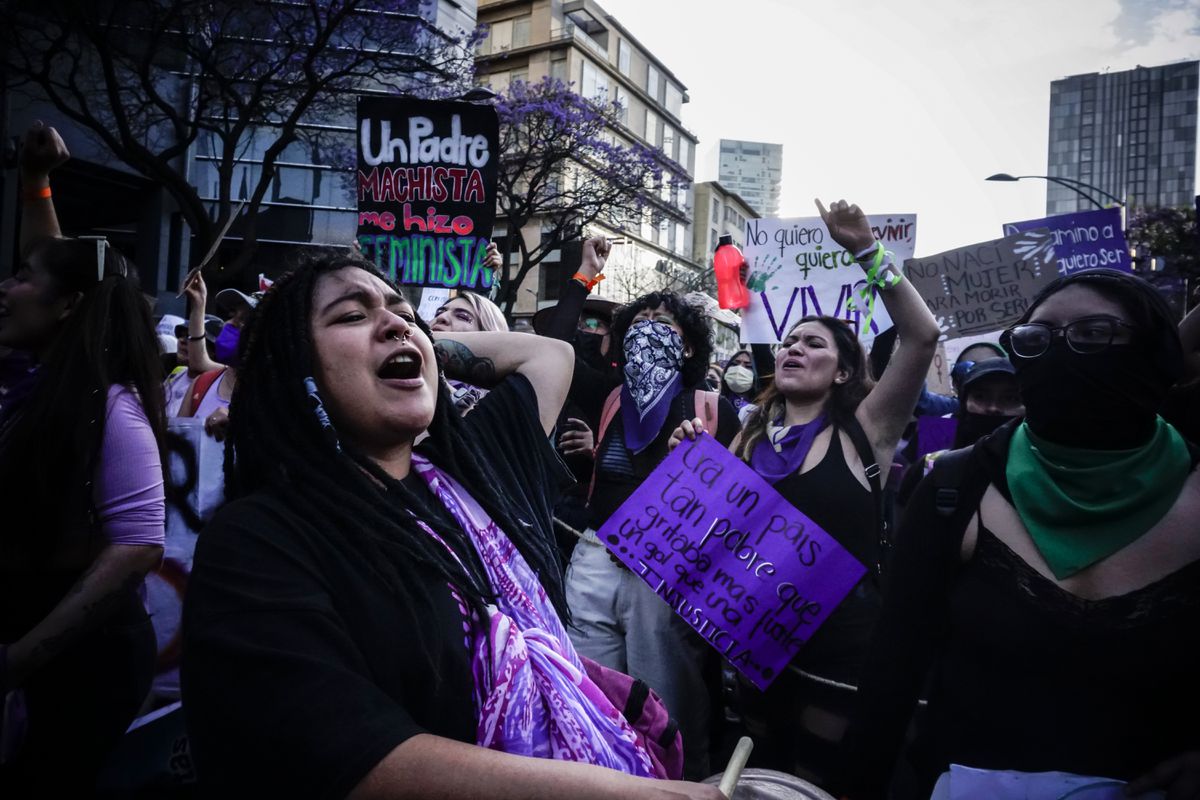 Morena carga contra las feministas, los intelectuales y las organizaciones civiles