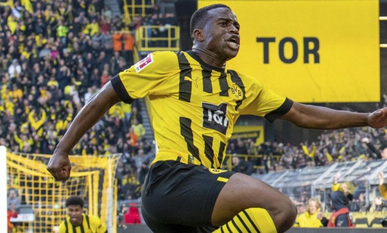 Moukoko saca al Borussia Dortmund de la depresión en el derbi del Rhur