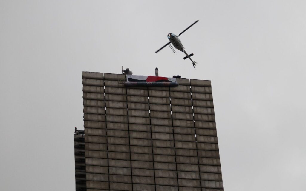 Mujeres cumplen más de 15 horas en la cima de la Estela de Luz | Fotos y Videos