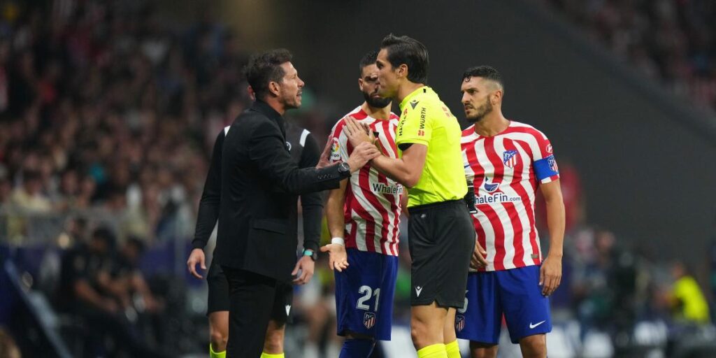 Munuera Montero recogió en el acta lanzamiento de objetos al campo en el derbi