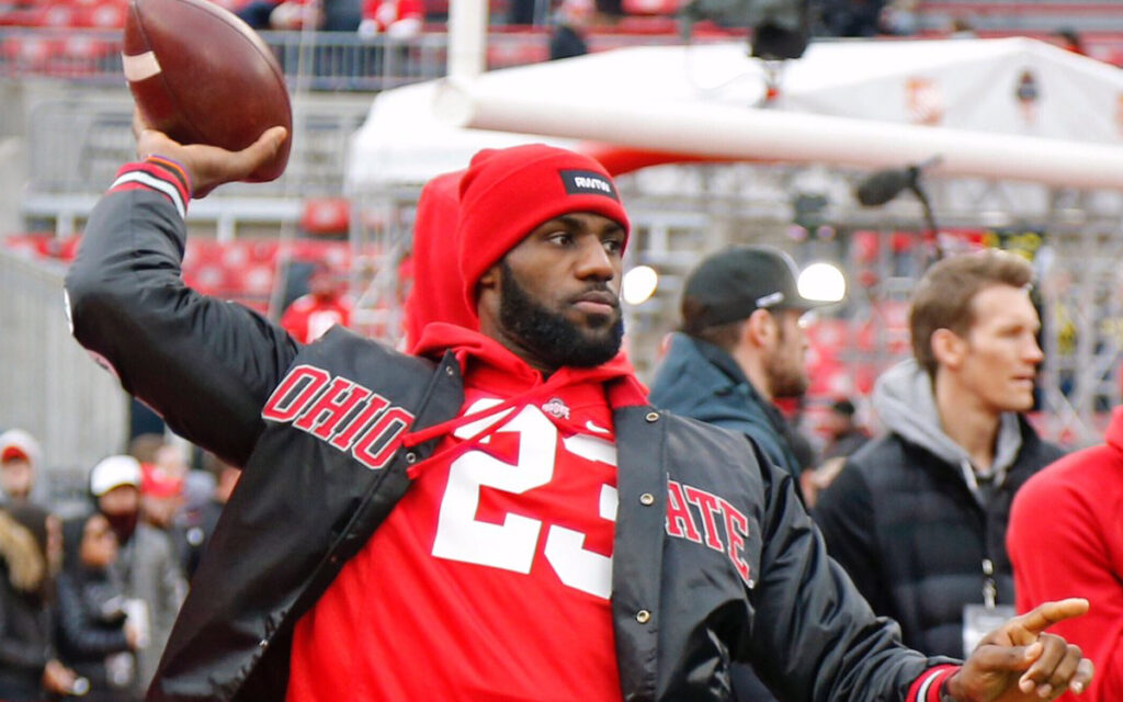 NBA: LeBron James buscaría ser 'El Rey'... ¡en el futbol americano colegial! | Tuit