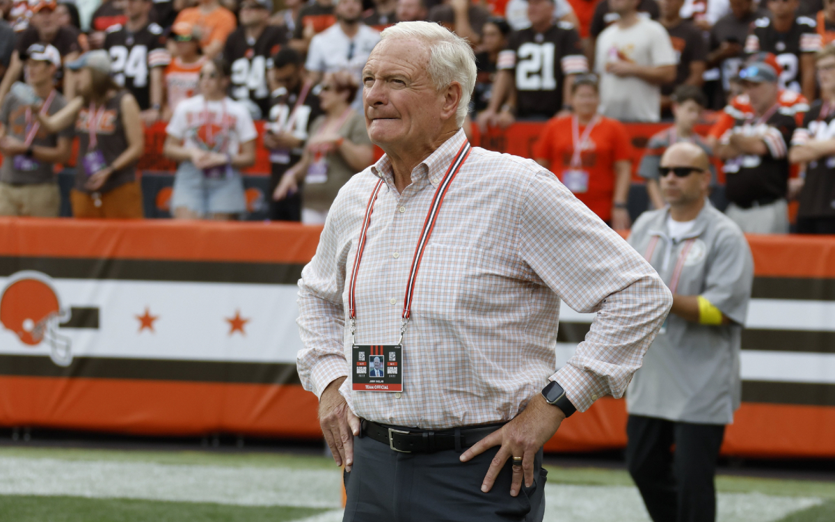 NFL: Arrestan a aficionado por lanzar botella a Jimmy Haslam, dueño de los Browns | Video