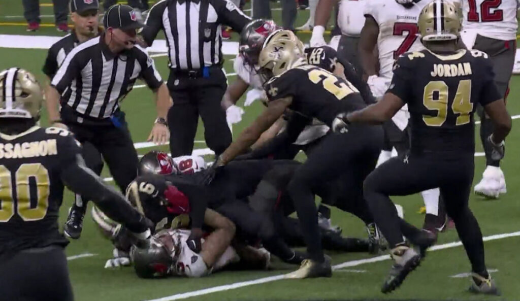 NFL: Se arma la campal entre Santos y Bucaneros | Video