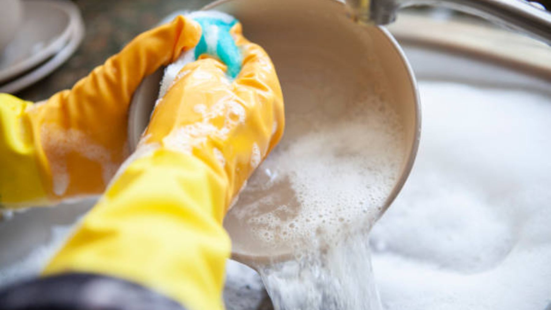 Ni se te ocurra lavar los platos mientras pasa esto en la calle: corres serio peligro