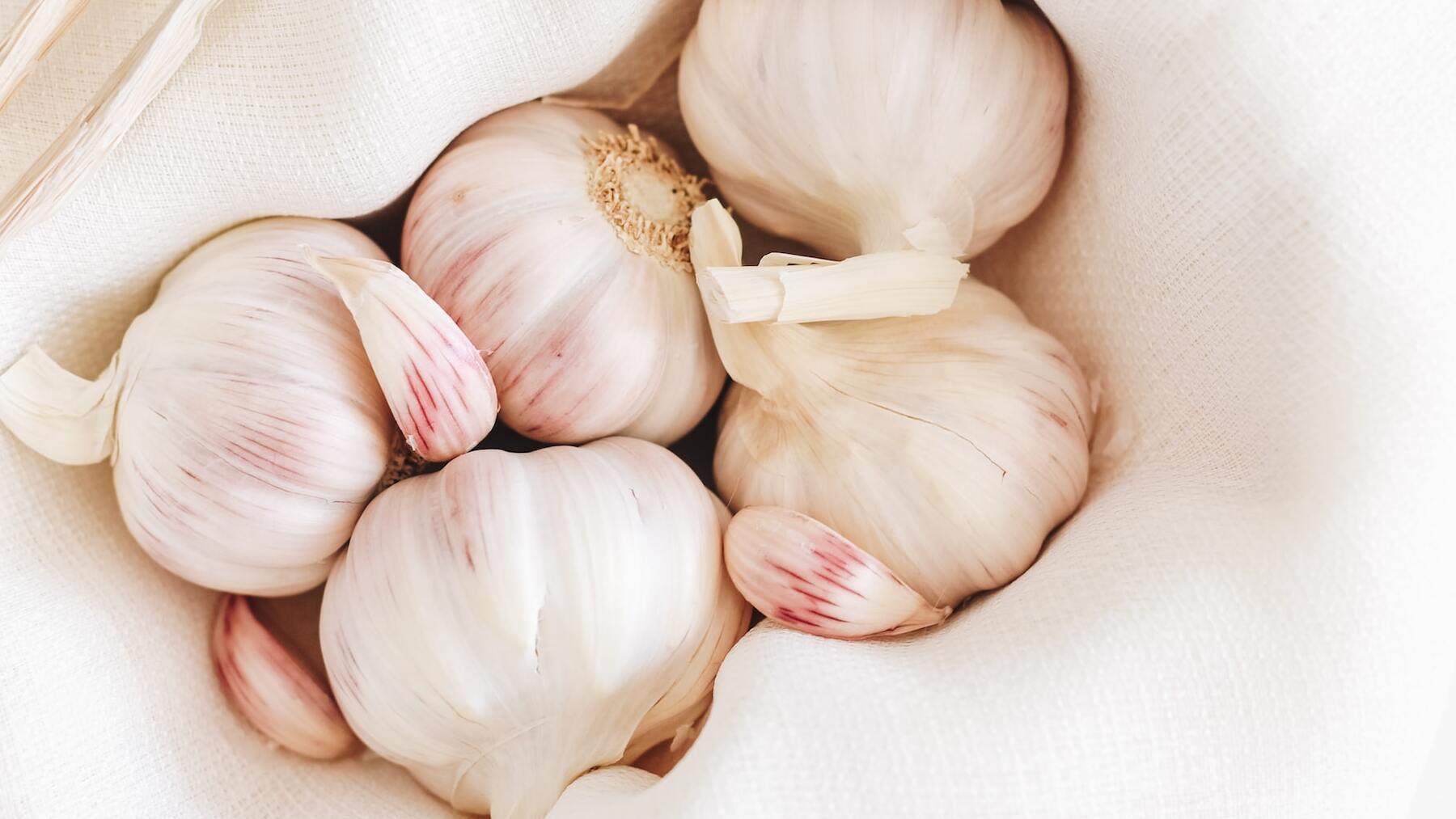 No te volverán a oler las manos al pelar los ajos gracias al truco más increíble