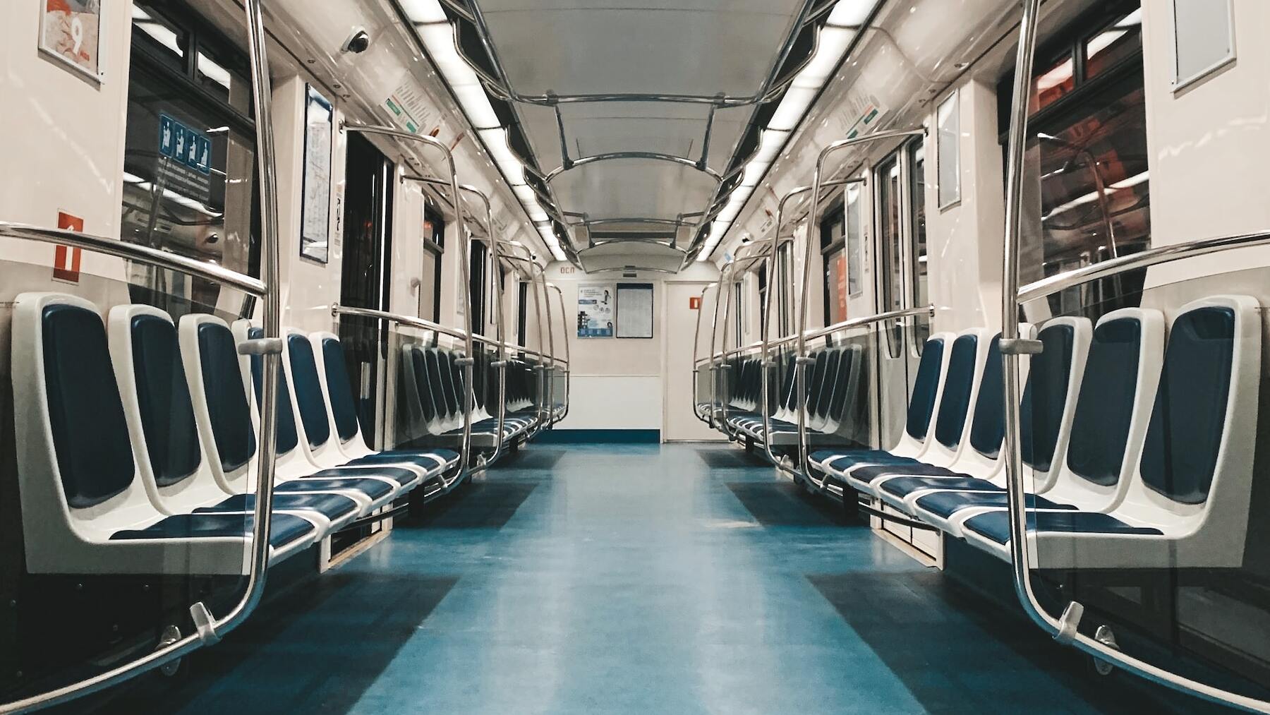 Nunca toques esto dentro del metro, corres peligro