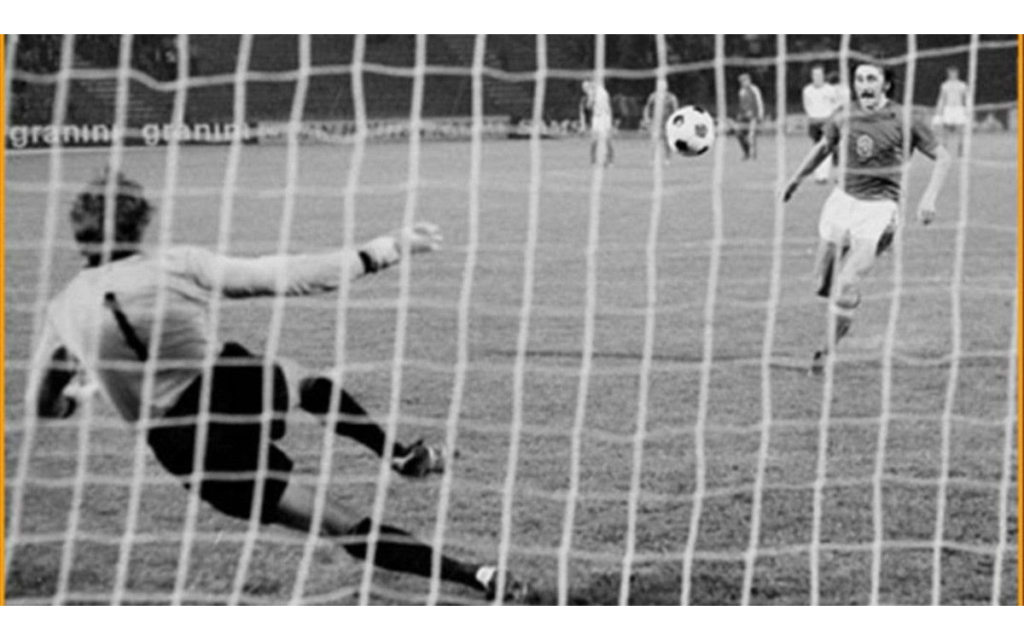 Otros cracks que hicieron el oso al cobrar un penal a lo Panenka | Video