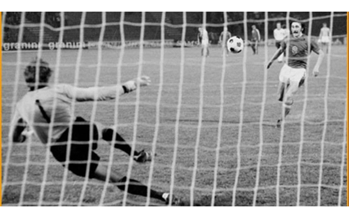 Otros cracks que hicieron el oso al cobrar un penal a lo Panenka | Video