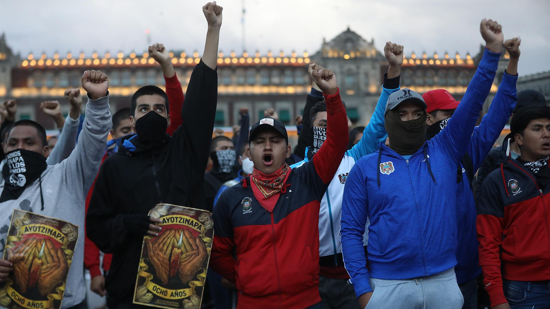 Padres del caso Ayotzinapa en una protesta multitudinaria: “no nos van a callar” ocho años de después