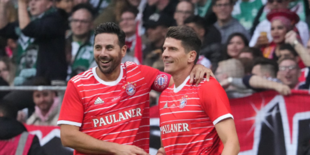 Pizarro, homenajeado por Werder Bremen y Bayern Múnich