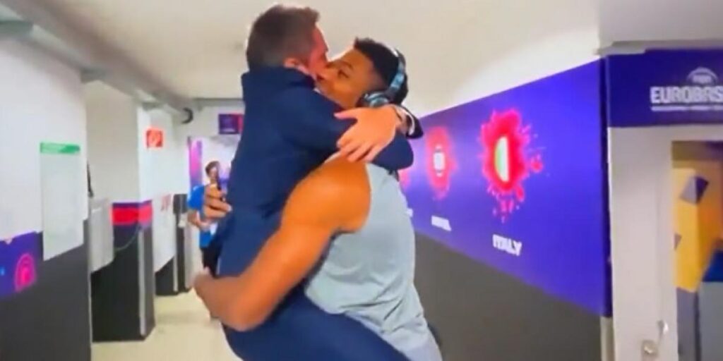 Pozzecco, técnico de Italia, celebró la clasificación besando a 'Anteto'