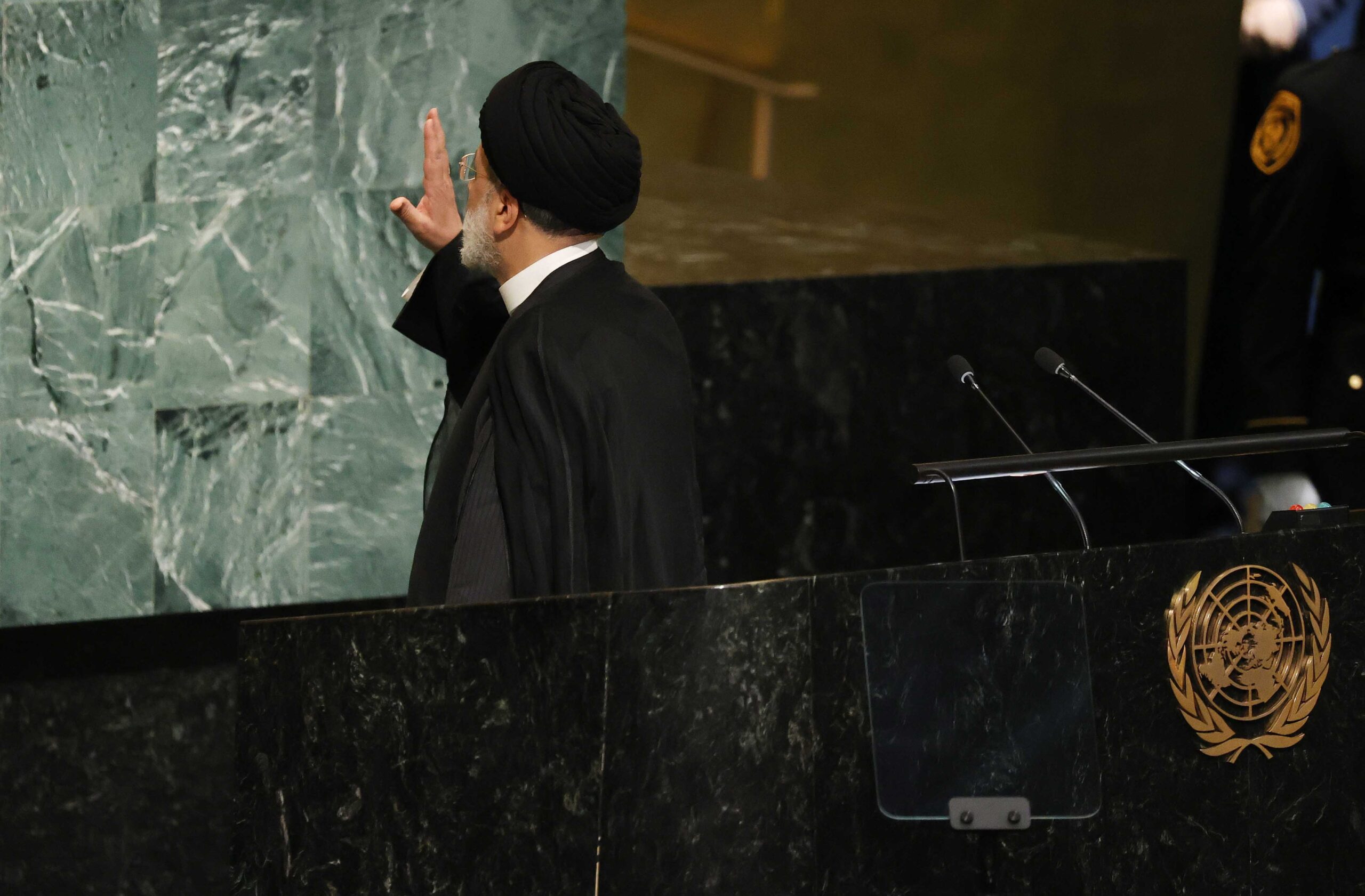 Presidente de Irán suspende entrevista con periodista por rechazar taparse el cabello